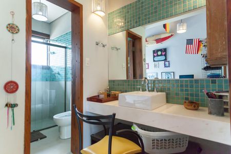 Casa de condomínio à venda com 390m², 4 quartos e 6 vagas Casa de condomínio à venda com 390m², 4 quartos e 6 vagasBanheiro da Suíte 2