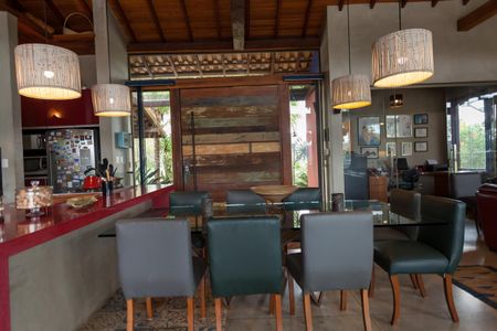 Casa de condomínio à venda com 390m², 4 quartos e 6 vagas Casa de condomínio à venda com 390m², 4 quartos e 6 vagasSala 2