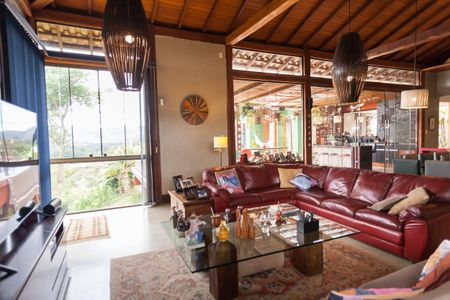 Casa de condomínio à venda com 390m², 4 quartos e 6 vagas Casa de condomínio à venda com 390m², 4 quartos e 6 vagasSala