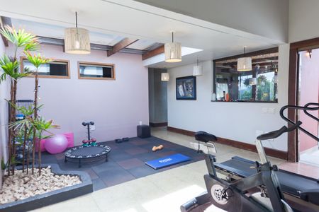 Casa de condomínio à venda com 390m², 4 quartos e 6 vagas Casa de condomínio à venda com 390m², 4 quartos e 6 vagasAcademia