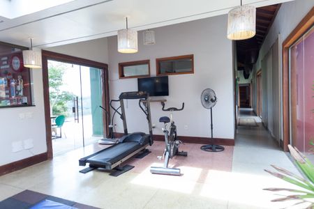 Casa de condomínio à venda com 390m², 4 quartos e 6 vagas Casa de condomínio à venda com 390m², 4 quartos e 6 vagasAcademia