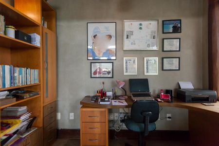 Casa de condomínio à venda com 390m², 4 quartos e 6 vagas Casa de condomínio à venda com 390m², 4 quartos e 6 vagasEscritório