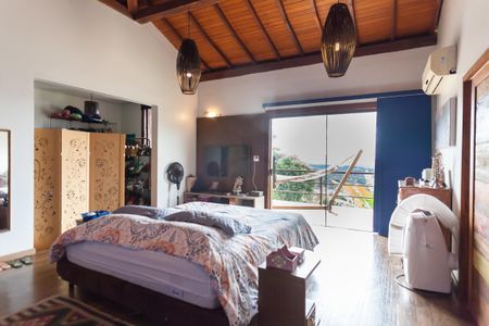 Casa de condomínio à venda com 390m², 4 quartos e 6 vagas Casa de condomínio à venda com 390m², 4 quartos e 6 vagasSuíte 4