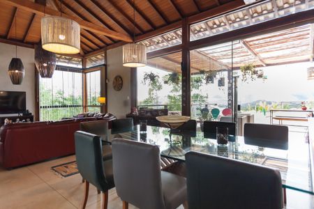 Casa de condomínio à venda com 390m², 4 quartos e 6 vagas Casa de condomínio à venda com 390m², 4 quartos e 6 vagasSala 2