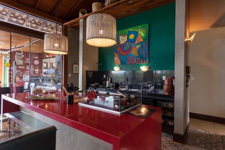 Casa de condomínio à venda com 390m², 4 quartos e 6 vagas Casa de condomínio à venda com 390m², 4 quartos e 6 vagasCozinha