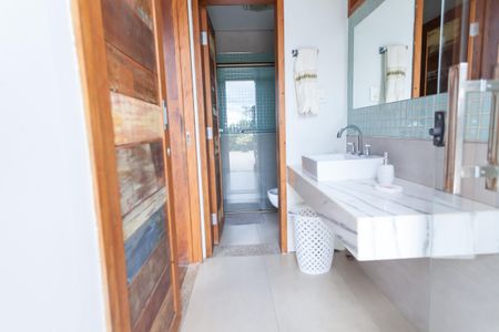 Casa de condomínio à venda com 390m², 4 quartos e 6 vagas Casa de condomínio à venda com 390m², 4 quartos e 6 vagasBanheiro da Suíte 1