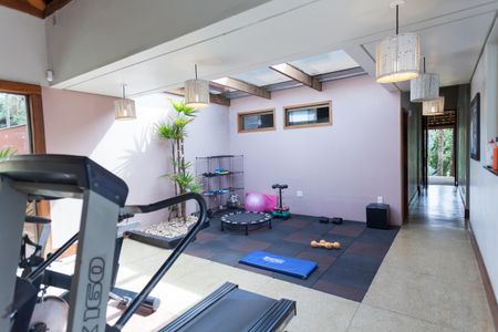 Casa de condomínio à venda com 390m², 4 quartos e 6 vagas Casa de condomínio à venda com 390m², 4 quartos e 6 vagasAcademia