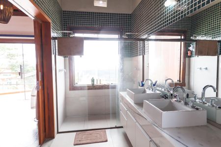 Casa de condomínio à venda com 390m², 4 quartos e 6 vagas Casa de condomínio à venda com 390m², 4 quartos e 6 vagasBanheiro da Suíte 4