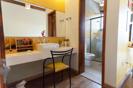 Casa de condomínio à venda com 390m², 4 quartos e 6 vagas Casa de condomínio à venda com 390m², 4 quartos e 6 vagasBanheiro da Suíte 3