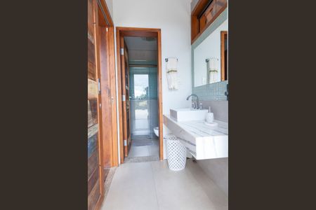 Casa de condomínio à venda com 390m², 4 quartos e 6 vagas Casa de condomínio à venda com 390m², 4 quartos e 6 vagasBanheiro da Suíte 1