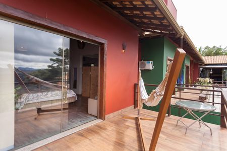 Casa de condomínio à venda com 390m², 4 quartos e 6 vagas Casa de condomínio à venda com 390m², 4 quartos e 6 vagasVaranda da Suíte 4