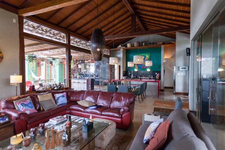 Casa de condomínio à venda com 390m², 4 quartos e 6 vagas Casa de condomínio à venda com 390m², 4 quartos e 6 vagasSala