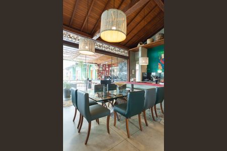 Casa de condomínio à venda com 390m², 4 quartos e 6 vagas Casa de condomínio à venda com 390m², 4 quartos e 6 vagasSala 2