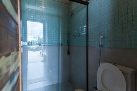 Casa de condomínio à venda com 390m², 4 quartos e 6 vagas Casa de condomínio à venda com 390m², 4 quartos e 6 vagasBanheiro da Suíte 1