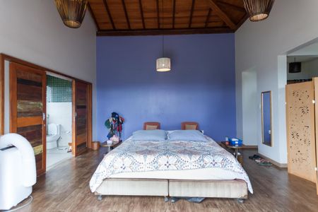 Casa de condomínio à venda com 390m², 4 quartos e 6 vagas Casa de condomínio à venda com 390m², 4 quartos e 6 vagasSuíte 4