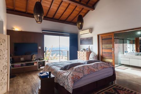 Casa de condomínio à venda com 390m², 4 quartos e 6 vagas Casa de condomínio à venda com 390m², 4 quartos e 6 vagasSuíte 4