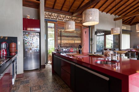 Casa de condomínio à venda com 390m², 4 quartos e 6 vagas Casa de condomínio à venda com 390m², 4 quartos e 6 vagasCozinha