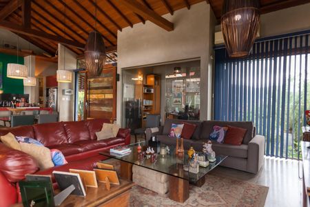 Casa de condomínio à venda com 390m², 4 quartos e 6 vagas Casa de condomínio à venda com 390m², 4 quartos e 6 vagasSala