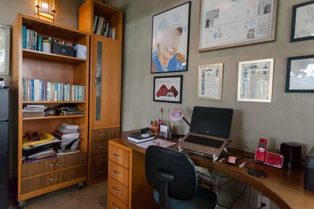 Casa de condomínio à venda com 390m², 4 quartos e 6 vagas Casa de condomínio à venda com 390m², 4 quartos e 6 vagasEscritório