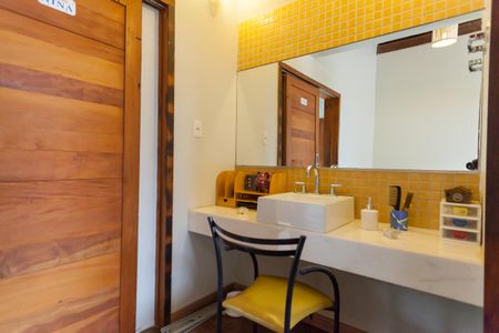 Casa de condomínio à venda com 390m², 4 quartos e 6 vagas Casa de condomínio à venda com 390m², 4 quartos e 6 vagasBanheiro da Suíte 3