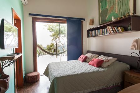 Casa de condomínio à venda com 390m², 4 quartos e 6 vagas Casa de condomínio à venda com 390m², 4 quartos e 6 vagasSuíte 1