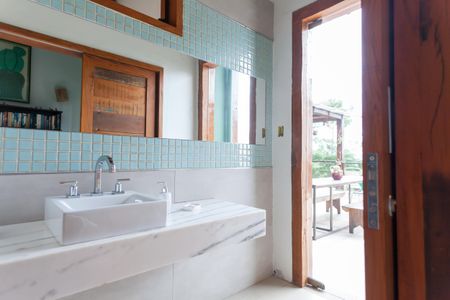 Casa de condomínio à venda com 390m², 4 quartos e 6 vagas Casa de condomínio à venda com 390m², 4 quartos e 6 vagasBanheiro da Suíte 1