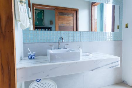 Casa de condomínio à venda com 390m², 4 quartos e 6 vagas Casa de condomínio à venda com 390m², 4 quartos e 6 vagasBanheiro da Suíte 1