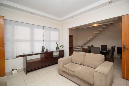 Casa à venda com 180m², 2 quartos e 3 vagas Casa à venda com 180m², 2 quartos e 3 vagasSala