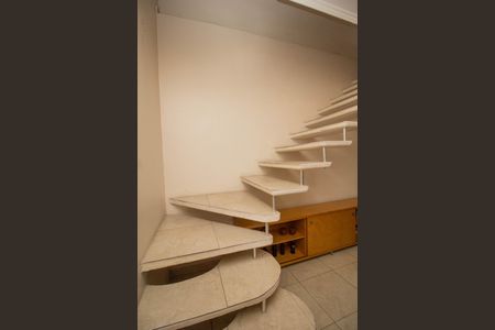 Casa à venda com 180m², 2 quartos e 3 vagas Casa à venda com 180m², 2 quartos e 3 vagasEscada