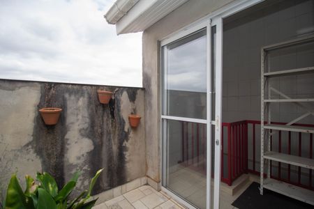 Casa à venda com 180m², 2 quartos e 3 vagas Casa à venda com 180m², 2 quartos e 3 vagasTerraço
