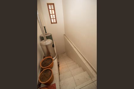 Casa à venda com 180m², 2 quartos e 3 vagas Casa à venda com 180m², 2 quartos e 3 vagasEscada