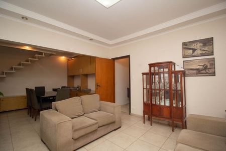 Casa à venda com 180m², 2 quartos e 3 vagas Casa à venda com 180m², 2 quartos e 3 vagasSala