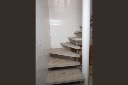 Casa à venda com 180m², 2 quartos e 3 vagas Casa à venda com 180m², 2 quartos e 3 vagasEscada