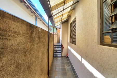 Casa à venda com 156m², 3 quartos e 4 vagas Casa à venda com 156m², 3 quartos e 4 vagasCorredor Lateral Esquerdo