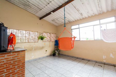 Casa à venda com 280m², 8 quartos e 5 vagasCASA 4: VARANDA E ÁREA DE SERVIÇO