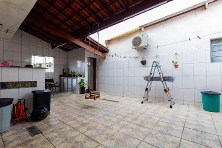 Casa à venda com 280m², 8 quartos e 5 vagasCASA 3: QUINTAL E ÁREA DE SERVIÇO