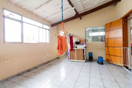 Casa à venda com 280m², 8 quartos e 5 vagasCASA 4: VARANDA E ÁREA DE SERVIÇO