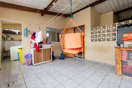 Casa à venda com 280m², 8 quartos e 5 vagasCASA 4: VARANDA E ÁREA DE SERVIÇO