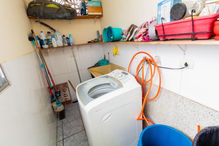 Casa à venda com 280m², 8 quartos e 5 vagasCASA 4: VARANDA E ÁREA DE SERVIÇO