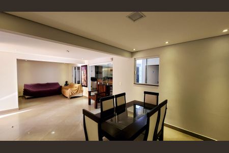 Casa de condomínio à venda com 184m², 4 quartos e 2 vagasSala