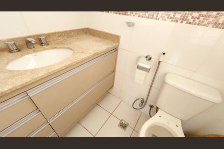 Casa de condomínio à venda com 184m², 4 quartos e 2 vagasBanheiro da Suíte 2