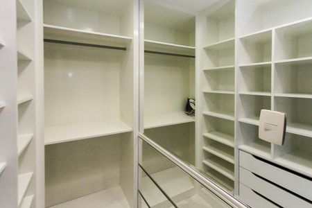 Apartamento à venda com 380m², 4 quartos e 6 vagasCloset