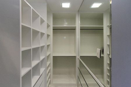 Apartamento à venda com 380m², 4 quartos e 6 vagasCloset