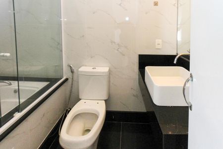 Apartamento à venda com 380m², 4 quartos e 6 vagasBanheiro da Suite 03