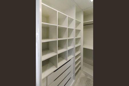 Apartamento à venda com 380m², 4 quartos e 6 vagasCloset