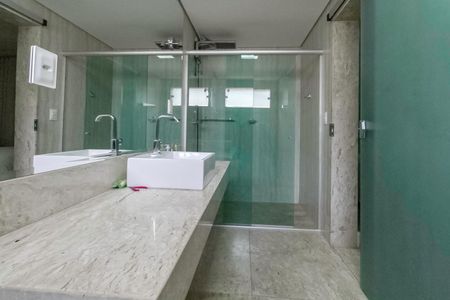 Casa à venda com 480m², 4 quartos e 3 vagasBanheiro da suíte 2