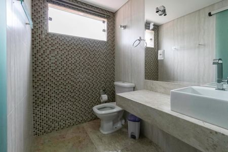 Casa à venda com 480m², 4 quartos e 3 vagasBanheiro da suíte 2