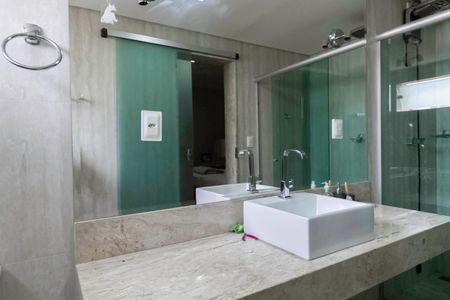 Casa à venda com 480m², 4 quartos e 3 vagasBanheiro da suíte 2