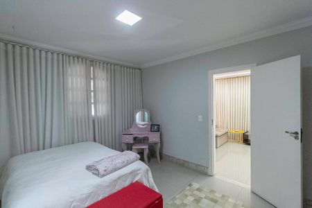 Casa à venda com 480m², 4 quartos e 3 vagasSuíte 2