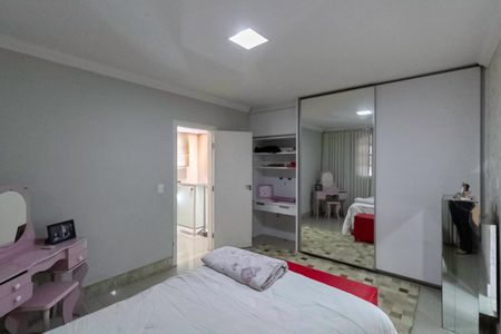 Casa à venda com 480m², 4 quartos e 3 vagasSuíte 2